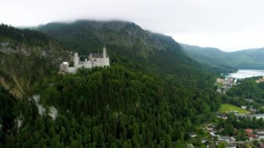 Neuschwanstein Kalesi Bavyera Alpleri Almanya. Hava FPV İHA uçuşları.