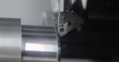Metal işleten CNC değirmen makinesi. Metal modern işleme teknolojisinin kesilmesi Endüstriyel Detayları Yapıyor.