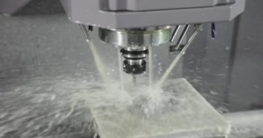 Metal işleten CNC değirmen makinesi. Metal modern işleme teknolojisinin kesilmesi Endüstriyel Detayları Yapıyor.