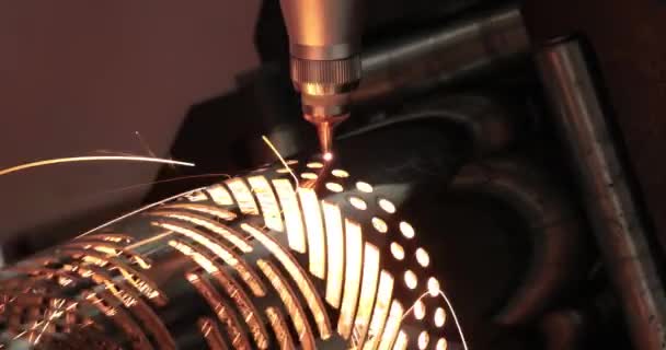 Cnc金属のレーザー切断 近代的な産業技術産業の詳細を作る レーザー光学系およびCnc コンピュータ数値制御 を使用して 材料または生成されたレーザービームを指示します — ストック動画