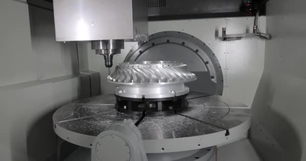 Cnc Fräsmaschine Für Metallbearbeitung Schneiden Von Metall Moderne Verarbeitungstechnologie Herstellung — Stockvideo