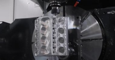 Metal işleten CNC değirmen makinesi. Metal modern işleme teknolojisinin kesilmesi Endüstriyel Detayları Yapıyor.