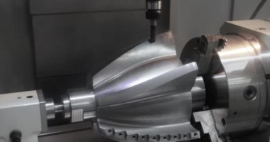 Metal işleten CNC değirmen makinesi. Metal modern işleme teknolojisinin kesilmesi Endüstriyel Detayları Yapıyor.