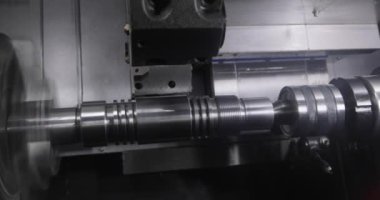 Metal işleten CNC değirmen makinesi. Metal modern işleme teknolojisinin kesilmesi Endüstriyel Detayları Yapıyor.