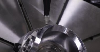Metal işleten CNC değirmen makinesi. Metal modern işleme teknolojisinin kesilmesi Endüstriyel Detayları Yapıyor.