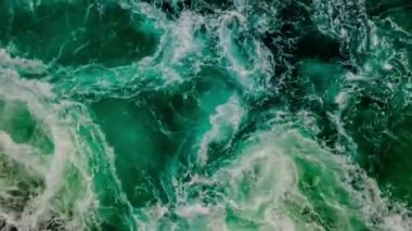 Nehrin ve denizin dalgaları yüksek gelgit ve alçak gelgit sırasında bir araya gelir. Saltstraumen girdabı, Nordland, Norveç girdapları