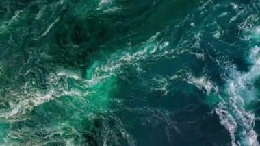 Nehrin ve denizin dalgaları yüksek gelgit ve alçak gelgit sırasında bir araya gelir. Saltstraumen girdabı, Nordland, Norveç girdapları