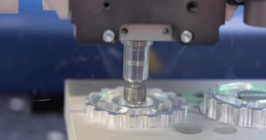 Metal işleten CNC değirmen makinesi. Metal modern işleme teknolojisinin kesilmesi Endüstriyel Detayları Yapıyor.