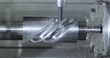 Metal işleten CNC değirmen makinesi. Metal modern işleme teknolojisinin kesilmesi Endüstriyel Detayları Yapıyor.