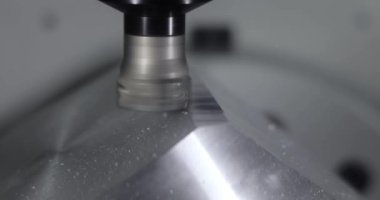 Metal işleten CNC değirmen makinesi. Metal modern işleme teknolojisinin kesilmesi Endüstriyel Detayları Yapıyor.