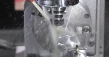 Metal işleten CNC değirmen makinesi. Metal modern işleme teknolojisinin kesilmesi Endüstriyel Detayları Yapıyor.