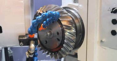 Metal işleten CNC değirmen makinesi. Metal modern işleme teknolojisinin kesilmesi Endüstriyel Detayları Yapıyor.