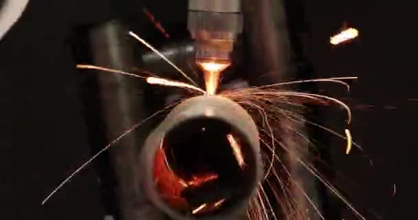 Cnc金属のレーザー切断 近代的な産業技術産業の詳細を作る レーザー光学系およびCnc コンピュータ数値制御 を使用して 材料または生成されたレーザービームを指示します — ストック動画