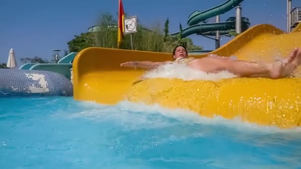 Descent Waterslide Holiday Aqua Park Slow Motion Water Slide Family — Stock Video