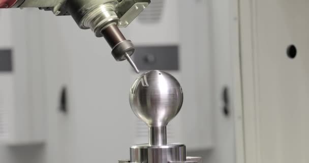 Μεταλλουργική Cnc Μηχανή Άλεσης Κοπή Μετάλλων Σύγχρονη Τεχνολογία Επεξεργασίας Κάνοντας — Αρχείο Βίντεο