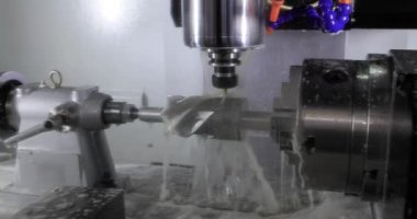 Metal işleten CNC değirmen makinesi. Metal modern işleme teknolojisinin kesilmesi Endüstriyel Detayları Yapıyor.