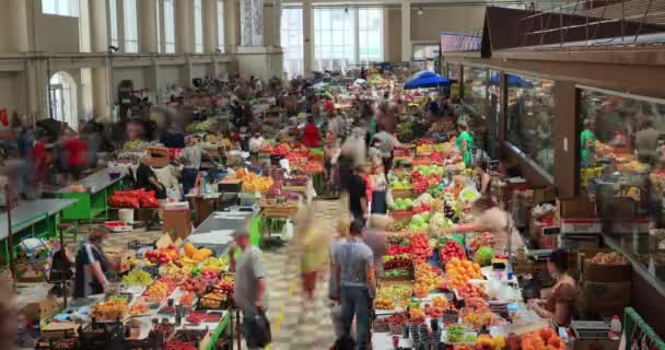 ロストフ ロシア 2021年6月26日 中央屋根付きの都市市場では 人々は市内市場で食品を購入します — ストック動画