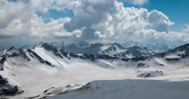 Luchtvlucht Door Bergwolken Prachtige Besneeuwde Toppen Van Bergen Gletsjers — Stockvideo