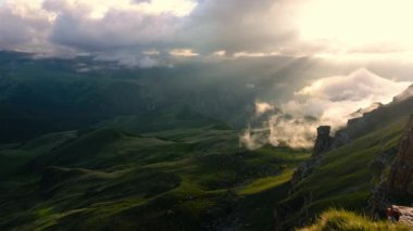 Gün batımında dağlık bir yaylanın üzerinde alçak bulutlar. Bermamyt platosunda gün batımı Kuzey Kafkasya, Karachay-Çerkessia, Rusya.