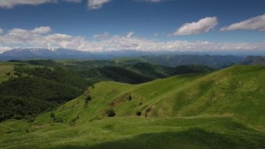 Dağlık bir platoda uçuyor. Doğanın güzel manzarası.