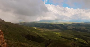 Gün batımında dağlık bir yaylanın üzerinde alçak bulutlar. Bermamyt platosunda gün batımı Kuzey Kafkasya, Karachay-Çerkessia, Rusya.