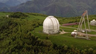 Özel Astrofizik Gözlemevi. Büyük bir teleskopla yer tabanlı evren gözlemleri için astronomik merkez..