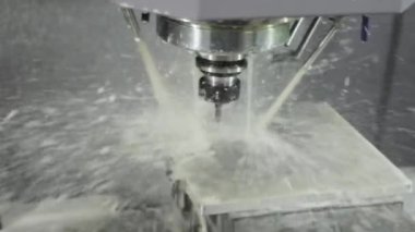 Metal işleten CNC değirmen makinesi. Metal modern işleme teknolojisinin kesilmesi Endüstriyel Detayları Yapıyor.