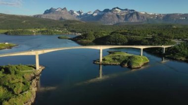 Norveç, Nordland, Saltstraumen girdabının girdapları üzerindeki köprü. Güzel Doğa Norveç Doğal Arazisi.