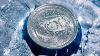 Alüminyum gazoz kutusu kapağı buzdaki alkolsüz içeceğin kapağı çemberin etrafında dönüyor..