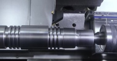 Metal işleten CNC değirmen makinesi. Metal modern işleme teknolojisinin kesilmesi Endüstriyel Detayları Yapıyor.