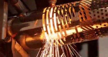 CNC lazer kesimi, modern endüstriyel teknoloji Endüstriyel Detaylar Yapıyor. Lazer optik ve CNC (bilgisayar sayısal denetimi) malzemeyi veya lazer ışınını yönlendirmek için kullanılır..