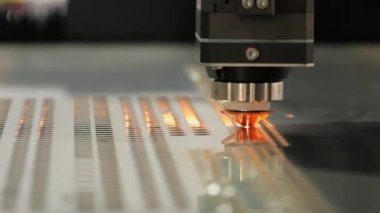 CNC lazer kesimi, modern endüstriyel teknoloji Endüstriyel Detaylar Yapıyor. Lazer optik ve CNC (bilgisayar sayısal denetimi) malzemeyi veya lazer ışınını yönlendirmek için kullanılır..