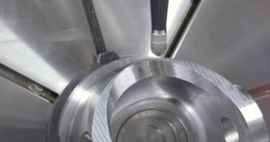 Metal işleten CNC değirmen makinesi. Metal modern işleme teknolojisinin kesilmesi Endüstriyel Detayları Yapıyor.