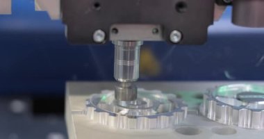 Metal işleten CNC değirmen makinesi. Metal modern işleme teknolojisinin kesilmesi Endüstriyel Detayları Yapıyor.