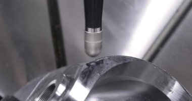 Metal işleten CNC değirmen makinesi. Metal modern işleme teknolojisinin kesilmesi Endüstriyel Detayları Yapıyor.