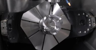 Metal işleten CNC değirmen makinesi. Metal modern işleme teknolojisinin kesilmesi Endüstriyel Detayları Yapıyor.