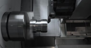 Metal işleten CNC değirmen makinesi. Metal modern işleme teknolojisinin kesilmesi Endüstriyel Detayları Yapıyor.