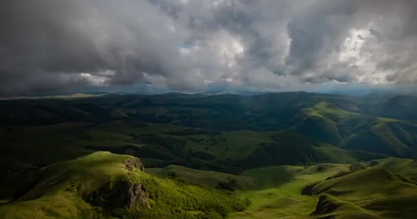 Низькі Хмари Над Гірським Плато Променях Заходу Сонця Захід Сонця — стокове відео
