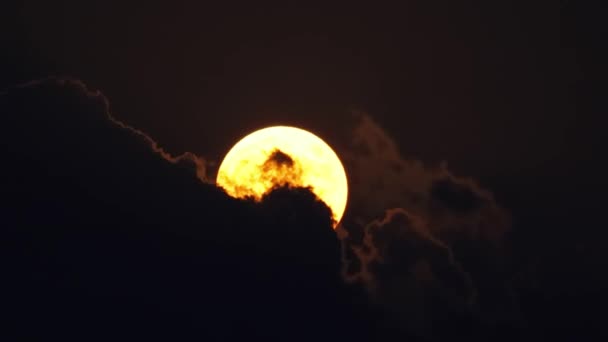 Volle Maan Aan Nachtelijke Hemel Tussen Wolken — Stockvideo