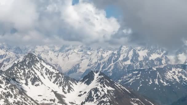 Luchtvlucht Door Bergwolken Prachtige Besneeuwde Toppen Van Bergen Gletsjers — Stockvideo