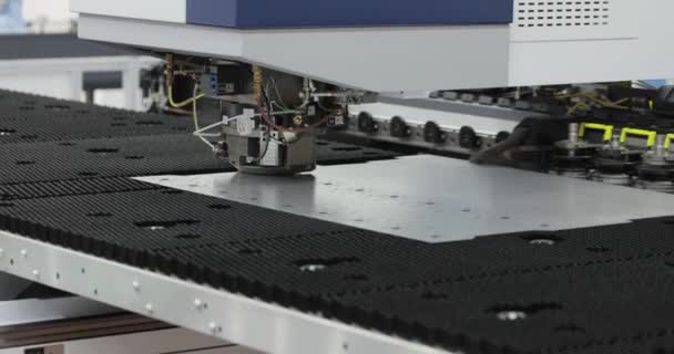 Prensa Hidráulica Corte Coordinado Cnc Punzonado Automático Metal Moderna Tecnología — Vídeos de Stock