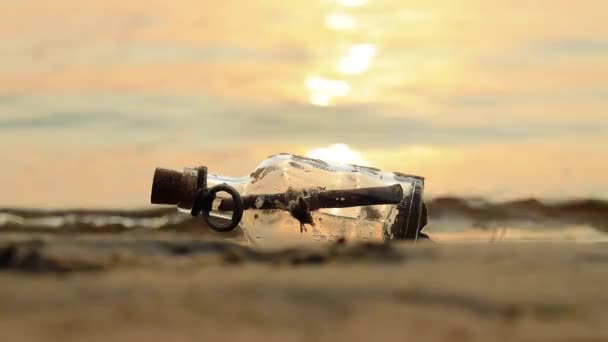 Mensaje Botella Contra Atardecer — Vídeos de Stock