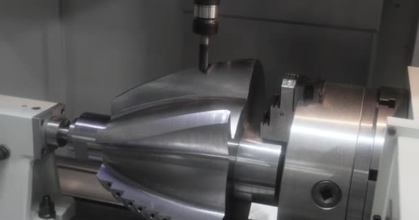 Μεταλλουργική Cnc Μηχανή Άλεσης Κοπή Μετάλλων Σύγχρονη Τεχνολογία Επεξεργασίας Κάνοντας — Αρχείο Βίντεο