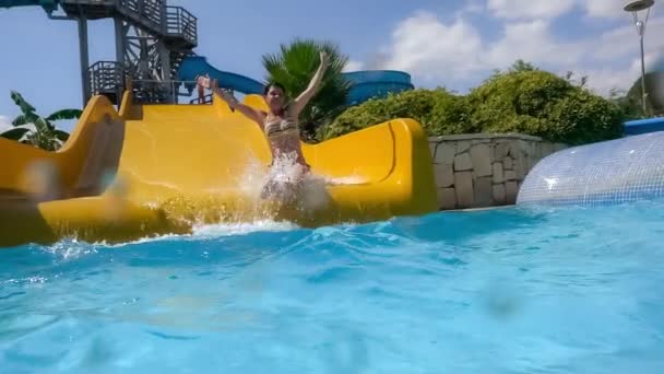 Abstieg Von Der Wasserrutsche Ferien Aquapark Zeitlupe Auf Einer Wasserrutsche — Stockvideo