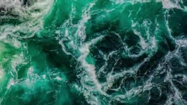 Nehrin ve denizin dalgaları yüksek gelgit ve alçak gelgit sırasında bir araya gelir. Saltstraumen girdabı, Nordland, Norveç girdapları