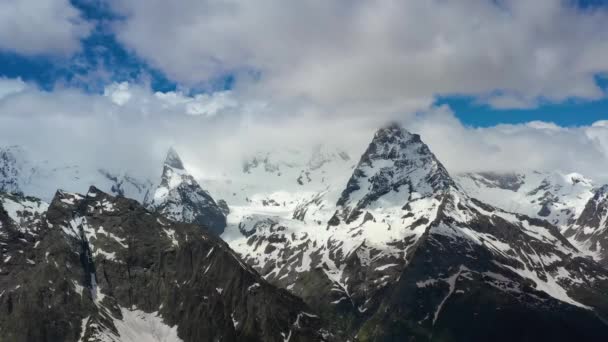 空中飞越高山云彩 飞越美丽的白雪覆盖的高山和冰川山峰 — 图库视频影像