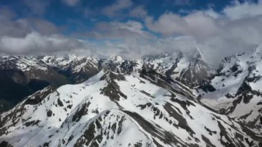 Dağların, dağların, buzulların ve dağların tepelerinin üzerinden uçarak..
