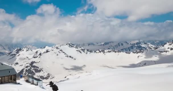 Timelapse Bergwolken Prachtige Besneeuwde Toppen Van Bergen Gletsjers — Stockvideo