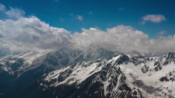 空中飞越高山云彩 飞越美丽的白雪覆盖的高山和冰川山峰 — 图库视频影像