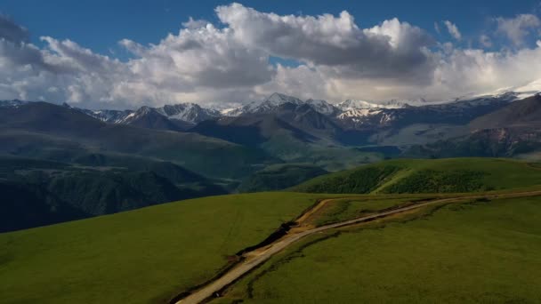 Elbrus Bölgesi Dağlık Bir Platoda Uçuyor Doğanın Güzel Manzarası — Stok video